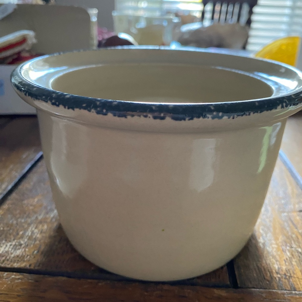 2001 Stone Crock/Bean Pot. Like new condition. Birdhouse Design w/Spongewear Rim - Picture 15 of 16